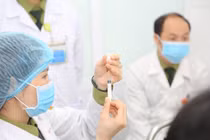 Tuần này vắc-xin ngừa COVID-19 về Việt Nam: Ai được ưu tiên tiêm trước?