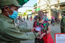 Hà Nội: Phường phát "phiếu ra đường" cho 2.500 hộ dân