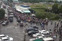 Người dân về quê tự phát gây ách tắc tại chốt kiểm soát trên địa bàn huyện Đức Hòa, tỉnh Long An.