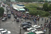 Người dân về quê tự phát gây ách tắc tại chốt kiểm soát trên địa bàn huyện Đức Hòa, tỉnh Long An.