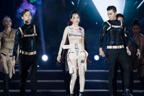 Chi Pu ngã sấp xuống sàn sân khấu Hoa hậu Thế giới Việt Nam 2019