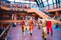 Du khách xem minishow và trải nghiệm sản phẩm mới tại Bà Nà Hills.