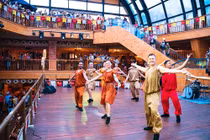 Du khách xem minishow và trải nghiệm sản phẩm mới tại Bà Nà Hills.