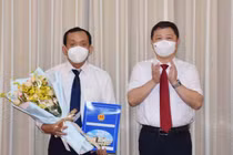 Bác sĩ Nguyễn Anh Dũng (bên trái) nhận quyết định bổ nhiệm mới.