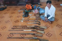 Bùi Văn Miên cùng tang vật tại nơi ở.