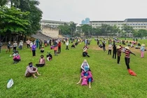 Xếp hàng hơn nửa km chờ lấy gạo ATM