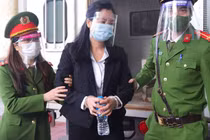 Bị cáo Hoa hầu tòa