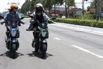 Ắc quy trên xe máy điện YADEA đi được bao xa trong một lần sạc?