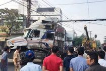 Không đóng thanh gác, tàu lửa tông đứt đôi xe đầu kéo