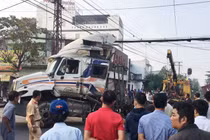 Không đóng thanh gác, tàu lửa tông đứt đôi xe đầu kéo