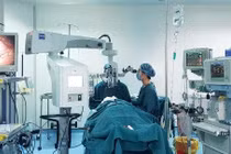 Đang cắt tôn, bị mảnh sắt bắn xuyên thủng mắt