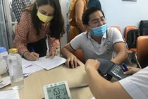 Khám trước khi chích ngừa, huyết áp đột ngột tăng cao