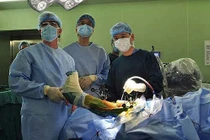 Ứng dụng robot thay khớp: Tránh đau, giảm tai biến