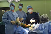 Ứng dụng robot thay khớp: Tránh đau, giảm tai biến