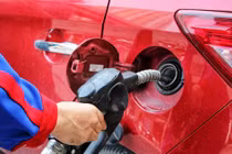 Giá xăng giảm lần đầu tiên sau 3 tháng