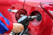 Giá xăng giảm lần đầu tiên sau 3 tháng