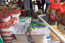 Nguy cơ ngộ độc khi mua sữa chua không lạnh