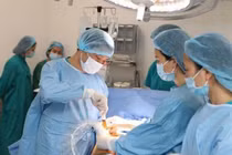 Truyền ối 4 lần cứu thai nhi bị cạn sạch nước ối ở tuần 18