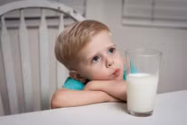 Uống sữa thay nước 