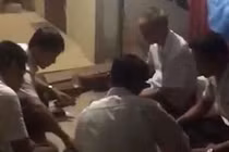 Bí thư, phó chủ tịch xã bị quay clip khi đánh bạc