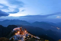 Lễ Vu Lan, du khách hạnh phúc tới Fansipan cài hoa trên ngực