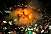 Truyền thuyết chó thần và tục nhảy lửa