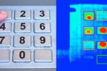 Các nút kim loại trên bàn phím cây ATM có tác dụng gì?