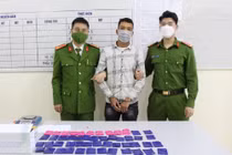 Đối tượng Lò Văn Yên và tang vật tại cơ quan công an.