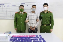 Đối tượng Lò Văn Yên và tang vật tại cơ quan công an.