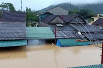 Mưa lớn, thủy điện đồng loạt xả lũ, hàng ngàn nhà dân ở Nghệ An bị ngập sâu