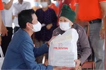 Dự án ATM Gạo - Trao gửi yêu thương, Prudential đã trao tặng gần 220 tấn gạo đến 12.990 hộ gia đình tại 10 tỉnh thành trên toàn quốc.