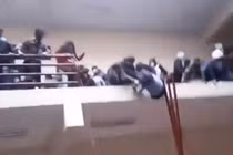 Khoảnh khắc đoạn lan can bị gãy khiến 7 sinh viên tử vong ở Bolivia