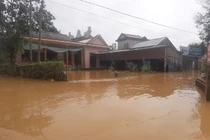 Quảng Bình: Nước lũ lên nhanh, 4 huyện bị chia cắt, ngập gần 35 nghìn ngôi nhà