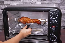 Lò nướng toả ra khói khi chế biến thức ăn