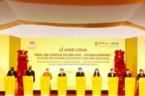 Chủ tịch Quốc hội Vương Đình Huệ cùng các vị đại biểu bấm nút khởi công Trung tâm Logistics ICD Vĩnh Phúc.