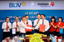 Ông Trần Long, Phó Tổng Giám đốc BIDV (bên phải) và ông Võ Quang Vinh, Phó Tổng Giám đốc Vietlott đại diện hai bên ký kết hợp đồng.