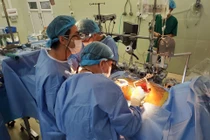 Lần đầu tiên, Bệnh viện Chợ Rẫy mổ bắt 2 cầu mạch vành bằng xâm lấn tối thiểu