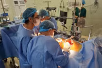 Lần đầu tiên, Bệnh viện Chợ Rẫy mổ bắt 2 cầu mạch vành bằng xâm lấn tối thiểu
