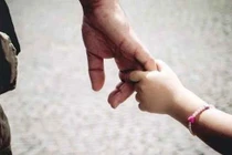 Lo ngại khi chồng gần gũi quá với con gái