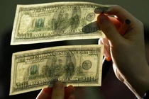 Cựu mật vụ Mỹ chỉ cách nhận biết đồng 100 USD giả