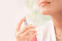 Mặt sưng đỏ vì bôi nước hoa 