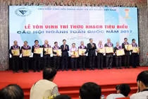 Tuổi cao nhưng luôn là tấm gương sáng về KH&CN