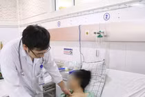 Cứu bệnh nhân đứt dây chằng đỉnh phổi vì đau tức ngực