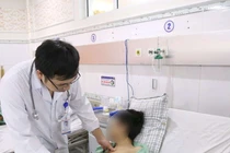 Cứu bệnh nhân đứt dây chằng đỉnh phổi vì đau tức ngực