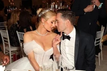 4 bộ váy cưới triệu đô kèm nhẫn 2 triệu đô của Paris Hilton