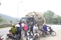 Làm gì để người dân không còn phải chặn xe chở rác?