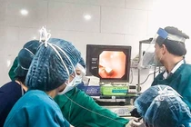 Bệnh viện Đa khoa Gia Đình (TP Đà Nẵng) thực hiện nội soi gắp dị vật là mặt nhẫn ra khỏi dạ dày của bé 16 tháng tuổi.