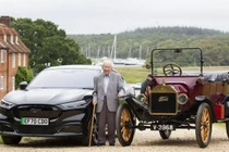 Ford mời cụ ông 101 tuổi lái thử xe điện Mustang Mach-E