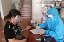 Tư vấn khám bệnh cho người dân trước khi tiêm vắcxin tại Tây Ninh.