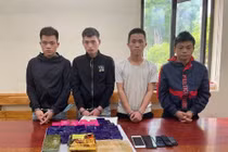 Các đối tượng cùng tang vật tại cơ quan công an. Ảnh: Công an tỉnh Sơn La.